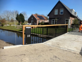Leuningwerk van staal en hout met brievenbus 's Gravenmoer