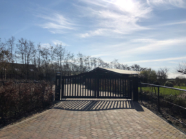 Houtlook toegangspoort met verlichting Overasselt
