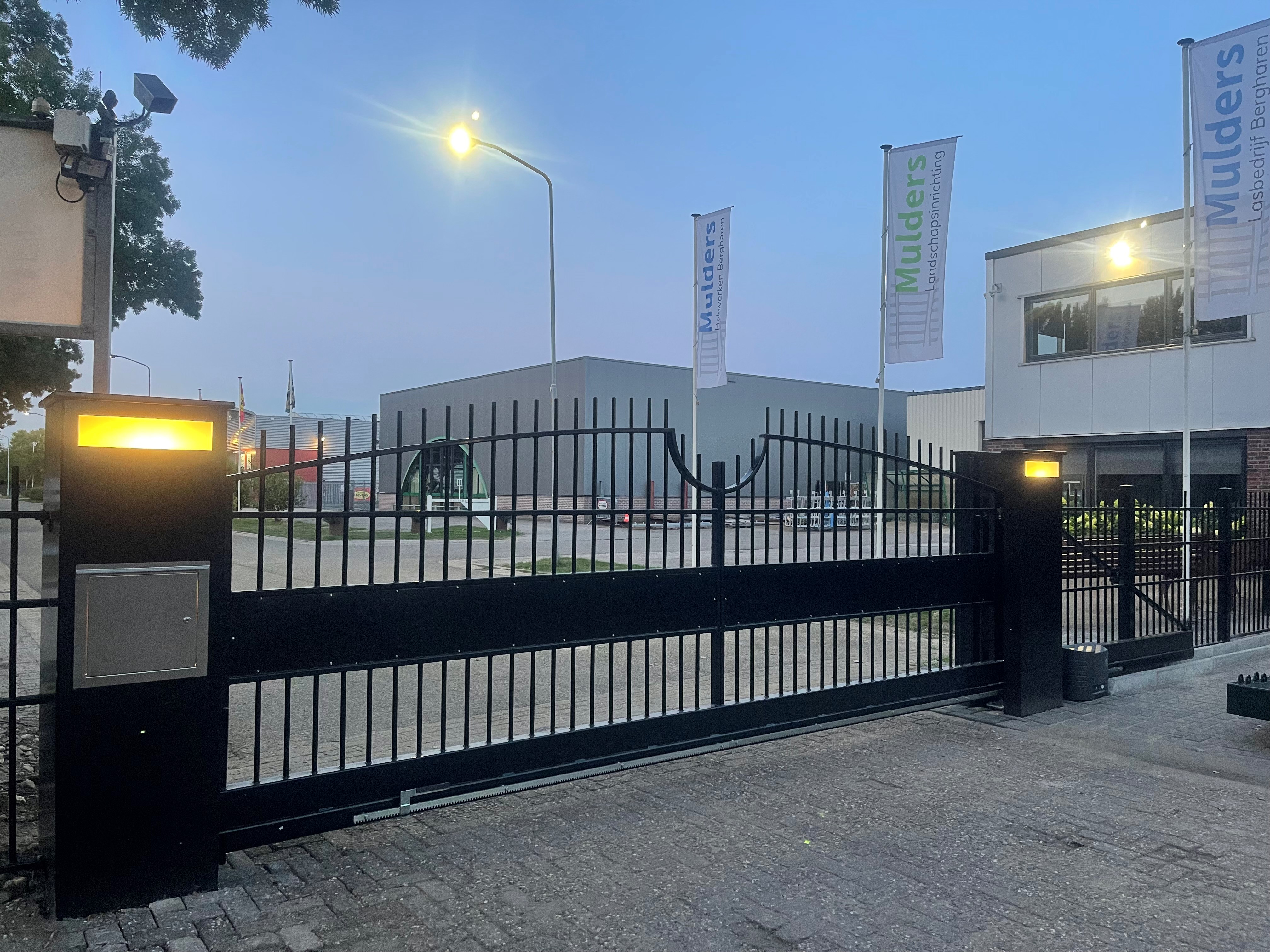 Schuifpoort met verlichting - Bedrijfspand Mulders Bergharen
