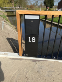 Leuningwerk van staal en hout met brievenbus 's Gravenmoer