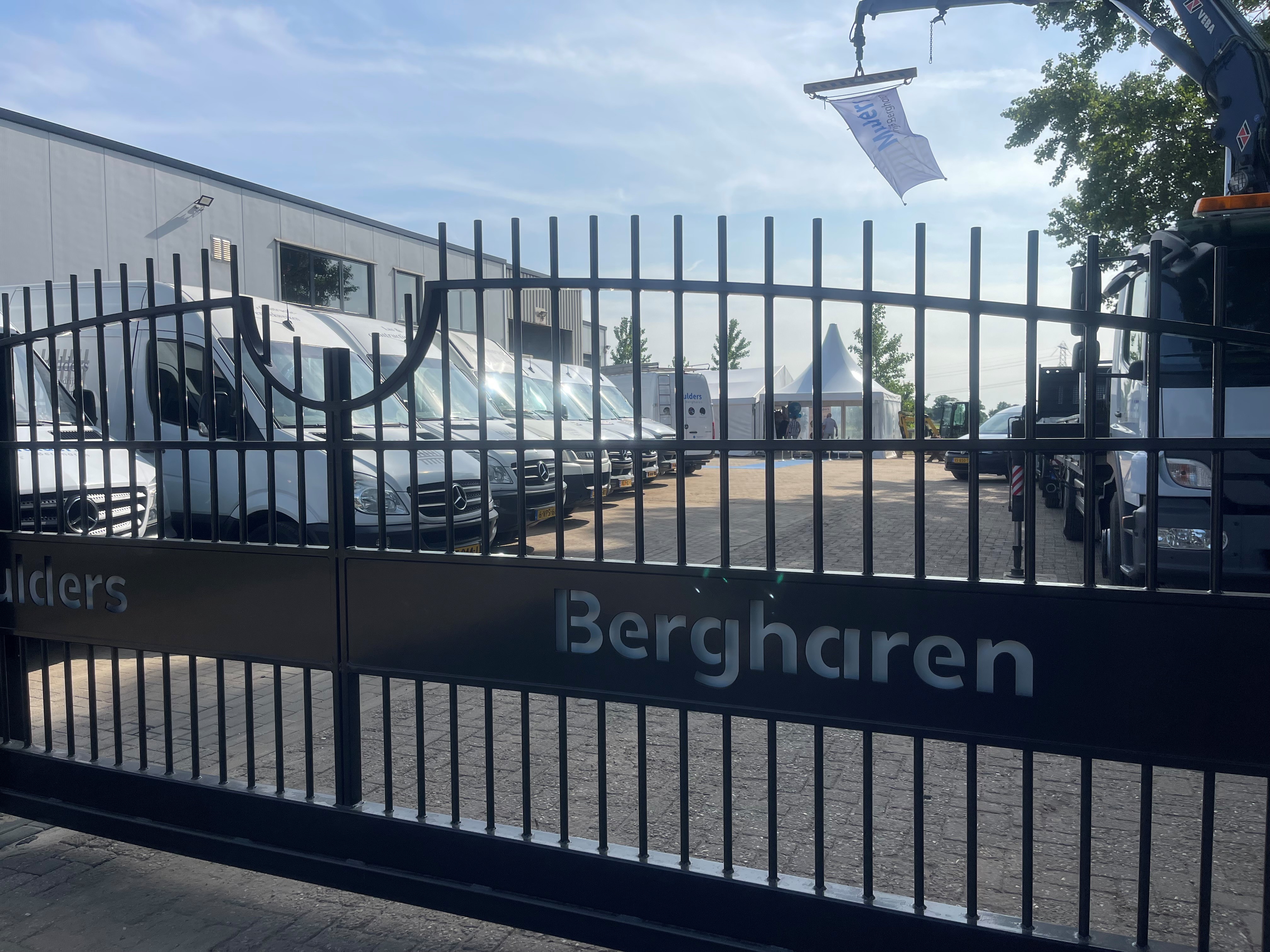Schuifpoort met verlichting - Bedrijfspand Mulders Bergharen