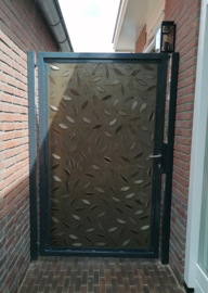 Looppoort met kantelblad motief in cortenstaal