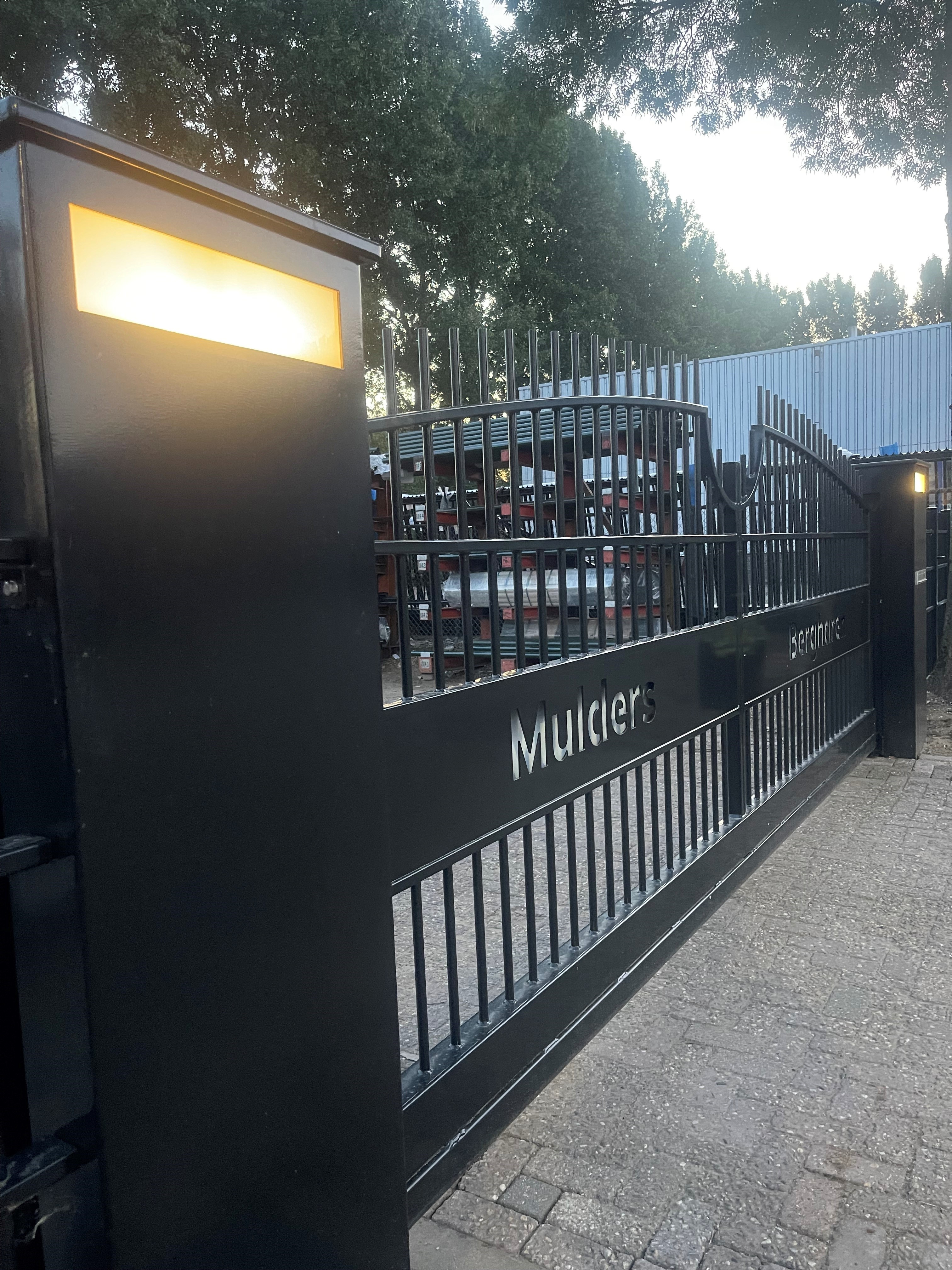 Schuifpoort met verlichting - Bedrijfspand Mulders Bergharen