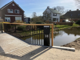 Leuningwerk van staal en hout met brievenbus 's Gravenmoer