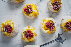 Mini-pavlova’s met passievruchtencurd