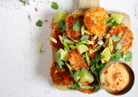 Thaise rijstkoekjes met zalm en chili-limoenmayo