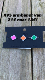 Zilverkleurige armband met gekleurde klavers