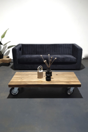 Stoere houten salontafel op wielen