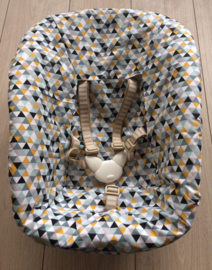 Newborn 'Driehoek oker-zwart-licht blauw'
