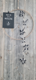 DIY  mistletoe slinger