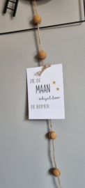 Zie de maan schijnt door de bomen