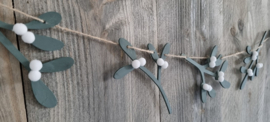 DIY  mistletoe slinger