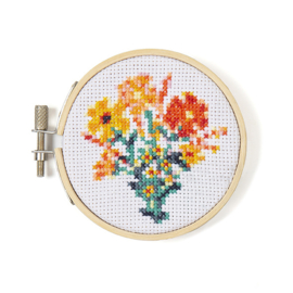 Kikkerland Mini embroidery kit  flower