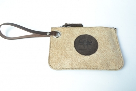 Bruine leren clutch met koeienvacht