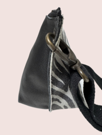 Zwart leren schoudertas Lieve met zebraprint mt M