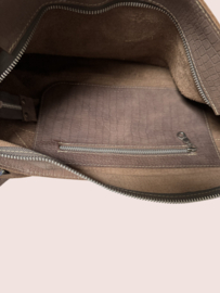 Taupe kleurige leren schoudertas Bo met print
