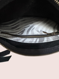 Zwart leren schoudertas Lieve met zebraprint mt M