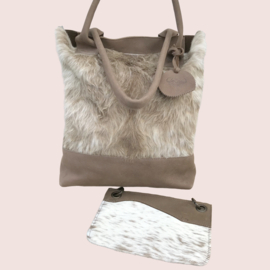 Olijfkleurige leren shopper Meis met koeienvacht