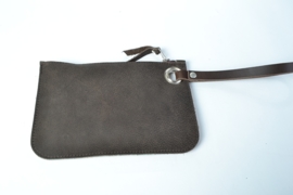 Bruine leren clutch met koeienvacht