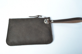 Donkerbruine leren clutch met koeienvacht