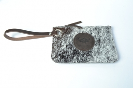 Donkerbruine leren clutch met koeienvacht