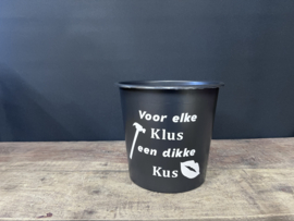 Losse emmer met tekst “ Voor elke klus, een dikke kus”