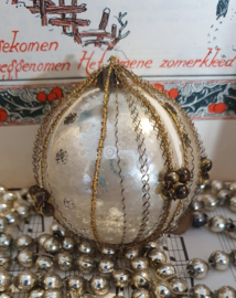 Antieke kerstbal met glaskraaltjes en leonisch draad