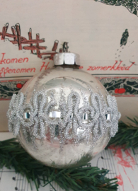 Oude kerstbal G.D.R. met opliggend glitterband