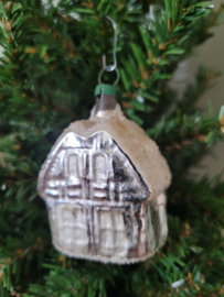 Oude/antieke kerstbal: Huisje zilver, wit besneeuwd dak