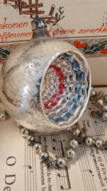 Oude/antieke kerstbal: Grote deukbal. Besneeuwde rand. Kern met roze/turquoise