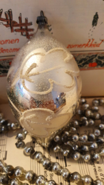 Oude/antieke kerstbal: druppelvorm in zilver met mooie deco