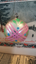 Oude/antieke kerstbal met groen, en roze besuikerde deco. Aan oude hanger