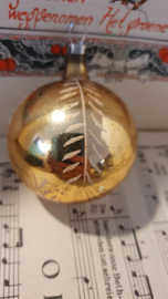 Oude/antieke kerstbal: Deukbal in oud goud. deco dennentakjes. Czechoslovakia