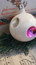 oude/antieke kerstbal: Geheel besuikerd met deukjes rondom