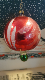 Oude/antieke kerstbal: Grote Tol (?) in rood, met deco