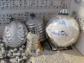 Set van 4 oude/sleetse kerstballen.  lampion/klokje etc.