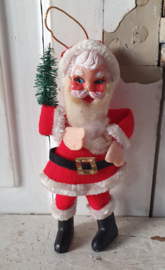 Lief oud kerstmannetje met baard van watten en dennenboom