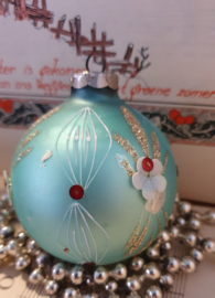 Prachtige oude/antieke kerstbal in licht turquoise met opliggende bloemetjes