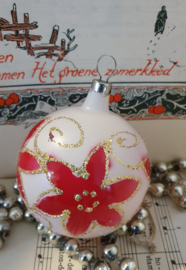 Vintage kerstbal met kerststerbloemen