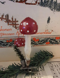 Oude kerstbal: 2 paddenstoelen op knijper met dennentakje