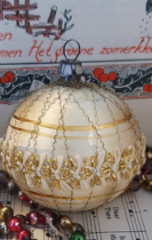 Antieke kerstbal met leonisch draad en opliggend decoratieband - oud goud