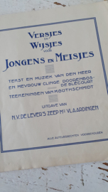 Antiek: VERSJES en WIJSJES voor Jongens en Meisjes. N.V. de LEVER's Mij. Luxe uitgave met veel reclame/illustraties! - C