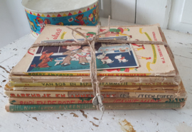 Bundel van 8 oude school- en leesboekjes + oude kinderkaart en bedels
