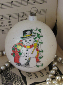 Oude kerstbal: Wit glitter met sneeuwpop en kindje