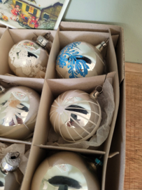 Doos met 12 mooie oude/antieke kerstballen  (klokje, deukbal)