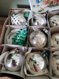 Doos met 12 oude kerstballen o.a. dennenboom, huisje