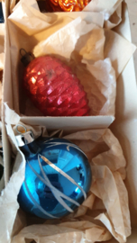 12 st. prachtige oude/antieke kerstballen in doos m/d. + Piek +  oude kerstkaart
