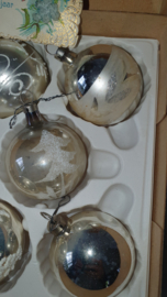 Doos m/d met 5 prachtige oude kerstballen + oud kerstkaartje. van Ter Meulen!