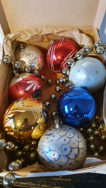 GROTE boom? 7 prachtige oude XL kerstballen in doos + MEGA kralenketting
