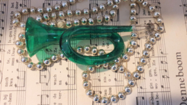 Oude kerstbal: Hoorn - trompet in groen- semi transparant. Czechoslovakia